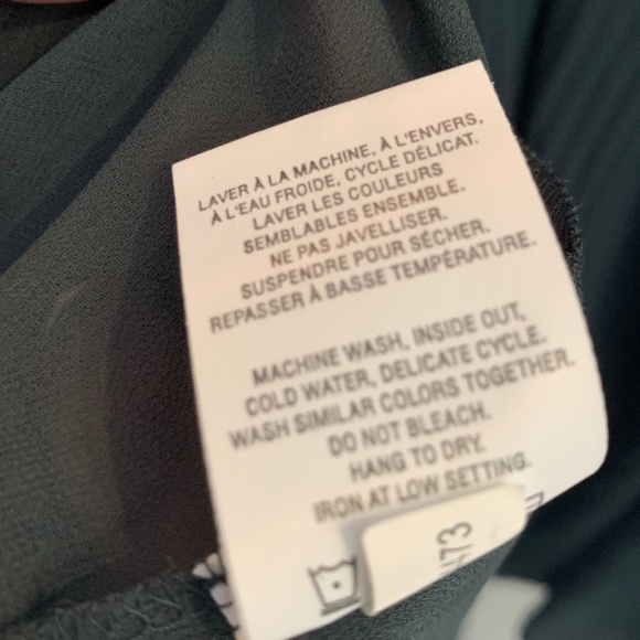 ONLY WORN ONCE! Beautiful pleated flowy blouse - Picture 13 of 13